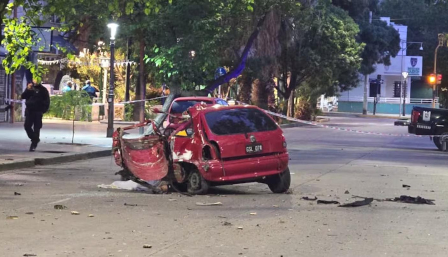 Un joven de 21 años quiso evadir un control de tránsito, chocó contra un árbol y murió