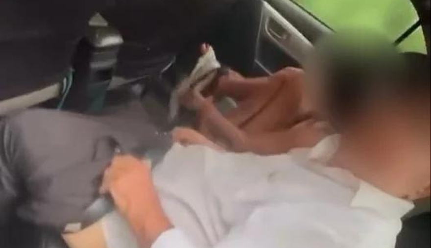 Docente denunció que encontró a una niña con los pantalones desprendidos dentro de un taxi junto a un hombre