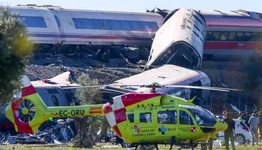 Chocaron dos trenes de alta velocidad en España: al menos 68 muertos