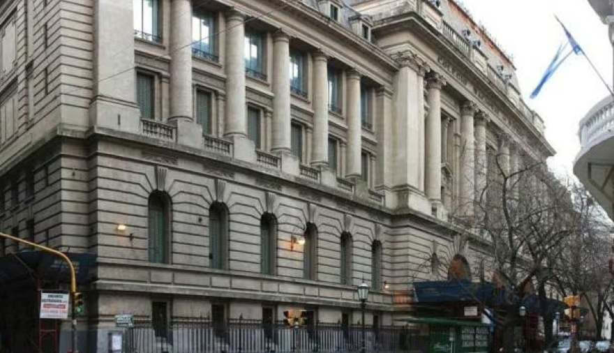 El Colegio Nacional Buenos Aires prohibió que los alumnos usen el celular en el aula