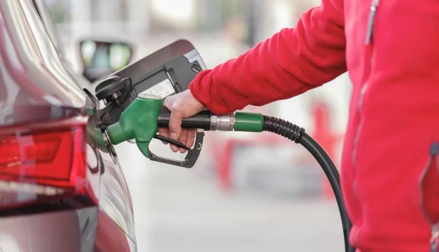 El Gobierno volvió a postergar el aumento del impuesto a los combustibles