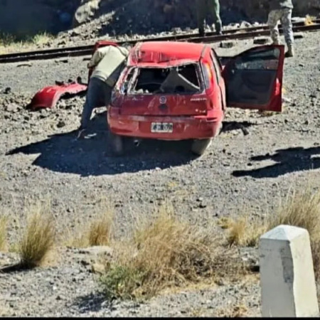 Un auto despistó y terminó junto a las vías del tren en Ruta 7