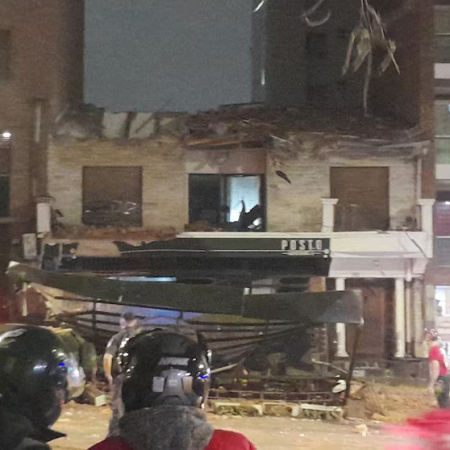 Un muerto y varios heridos tras colapsar el techo del primer piso de un edificio sobre un bar
