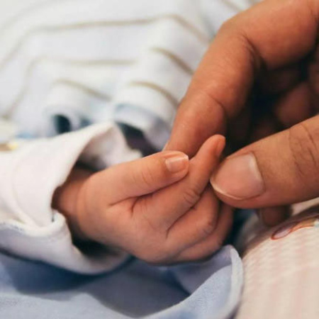 Llevaron a su bebé de 7 meses herido al hospital y terminaron presos por lo que dijeron