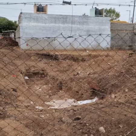 Encontraron una fosa con más de 20 cadáveres cerca de un excentro clandestino de detención