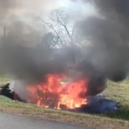 Tragedia en Ruta 2: un auto sin patente chocó, se incendió y murieron sus ocupantes