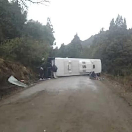 Un colectivo con 44 pasajeros volcó en Villa Traful: hay cinco turistas heridos de gravedad