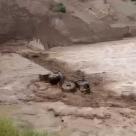 Rescate en Mendoza de dos operarios que quedaron atrapados en la Ruta 40 por la inundación