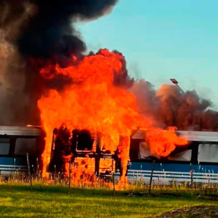 Feroz incendio en el Tren de las Sierras en Córdoba: evacuaron a 120 pasajeros