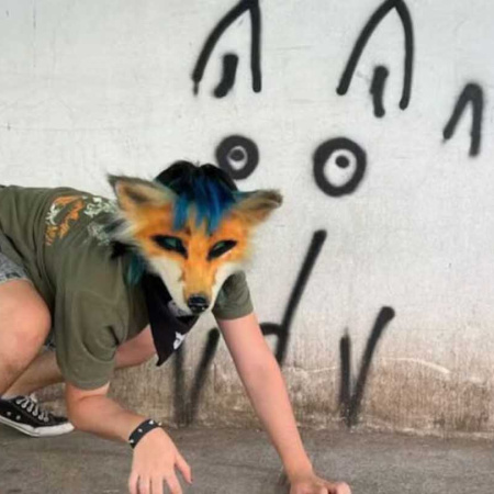 Denunció que su hija fue atacada por jóvenes disfrazados de animales: “Un therian le mordió el tobillo”