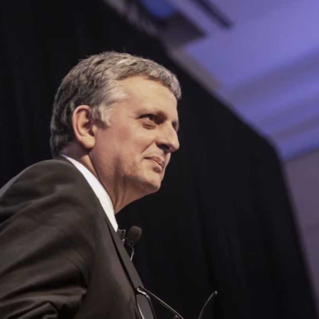 El presidente de YPF afirmó que “no va a haber cimbronazos” en el precio de los combustibles"