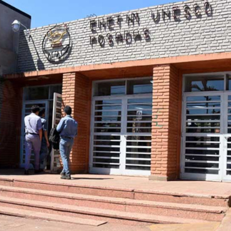 Conmoción en una escuela: un alumno de 17 años se disparó en el pecho frente a sus compañeros