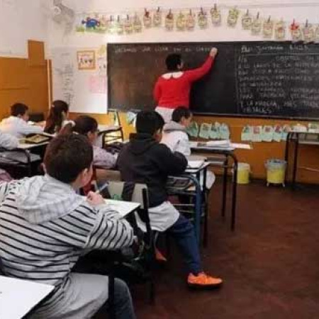 El Gobierno porteño prohibió el uso de celulares en las aulas de secundaria