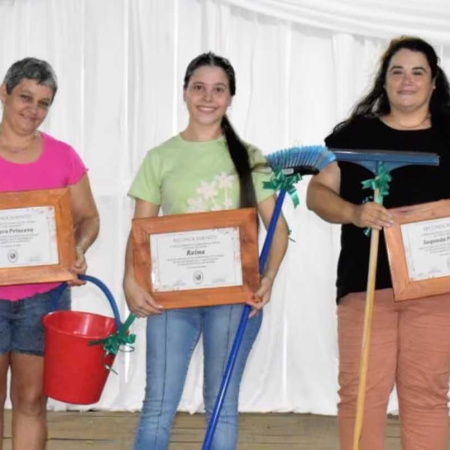 Polémica en Misiones: un municipio regaló baldes, escobas y escurridores por el Día de la Mujer