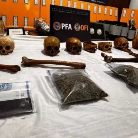 Horror en Córdoba: encontraron cráneos humanos en un operativo policial y uno tenía un crucifijo incrustado