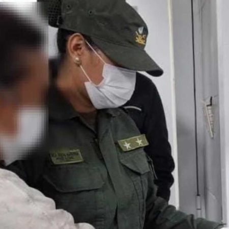 Un pasajero dijo que se sentía mal, lo revisaron y descubrieron que llevaba un kilo de cocaína en el cuerpo