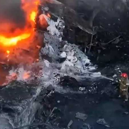 Se reavivó el fuego en el depósito de Francisco Álvarez y más dotaciones de bomberos van en camino