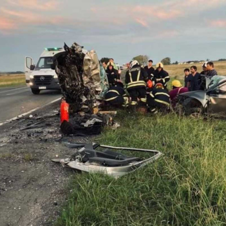 Conmoción en la ruta 3: cinco muertos tras un choque frontal entre dos autos