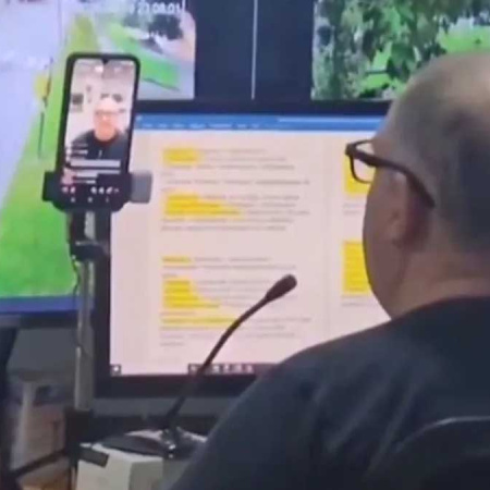 Insólito video: escrachan a un empleado municipal que hacía TikToks en lugar de vigilar las cámaras de seguridad