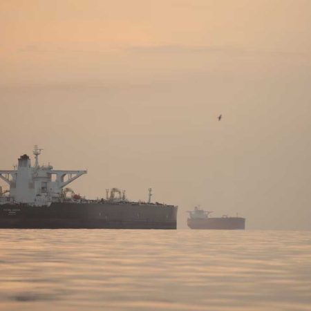 Irán atacó tres buques en el estrecho de Ormuz y condiciona las negociaciones con Estados Unidos