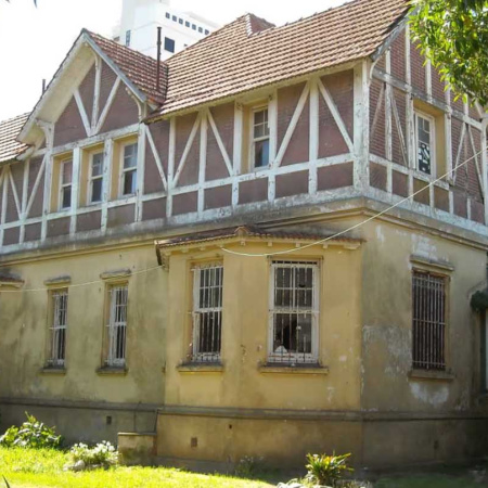 Fue construida sobre un cementerio y está abandonada: la casa de Mar del Plata que inquieta a todos