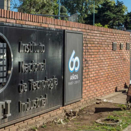 Trabajadores del INTI realizan un paro por los 700 despidos que analiza aplicar el Gobierno