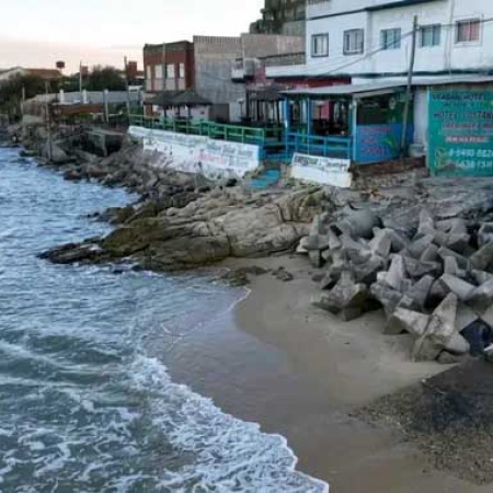 El mar amenaza con hacer colapsar todos los edificios costeros de Mar del Tuyú
