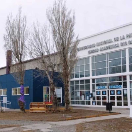 Un trabajador de la Universidad de la Patagonia apuñaló a un alumno, le perforó un pulmón y lo dejó internado