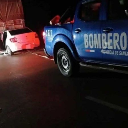 Tragedia en Santa Fe: dos policías iban a un operativo por narcotráfico, chocaron contra un camión y murieron