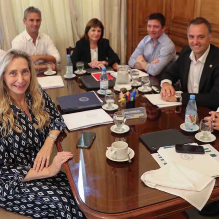 El Gobierno convocó a la mesa política para el jueves y busca ordenar las reformas en el Congreso