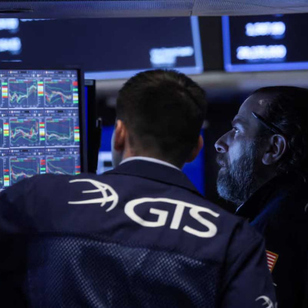 El riesgo país opera en su nivel más bajo desde 2018: qué pasa con las acciones y los bonos