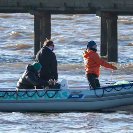 Encontraron pertenencias que serían de los pescadores desaparecidos y redefinieron el operativo de búsqueda en el Río de la Plata