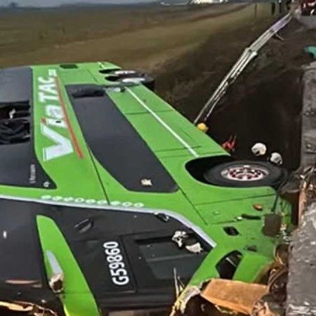 Un micro cayó de un puente en Carmen de Areco por el temporal: hay heridos