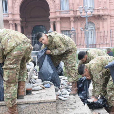 Retiraron de Plaza de Mayo las piedras en homenaje a las víctimas de COVID-19 para el operativo por la final del Mundial