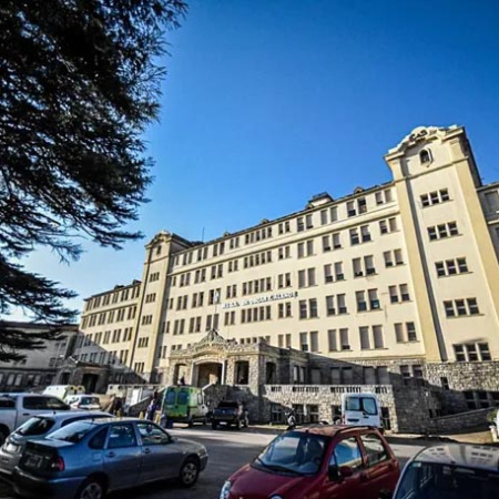 Encontraron a un enfermero muerto en un hospital de Mar del Plata: tenía una jeringa clavada