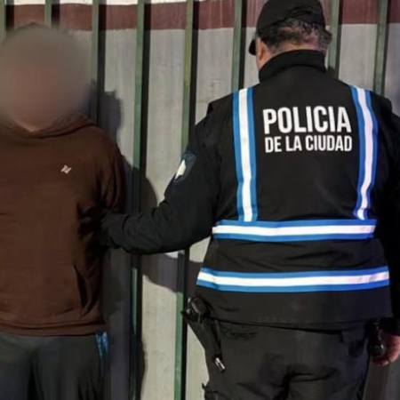 Cayeron en Monserrat dos narcos peruanos que llevaban escondido un kilo de cocaína en un taxi