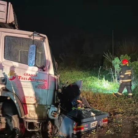 Las impactantes imágenes del choque frontal entre un auto y un camión que dejó siete muertos en Exaltación de la Cruz