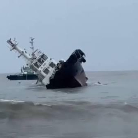Desesperación en el mar: un barco se hundió en la costa y la tripulación saltó para salvar su vida