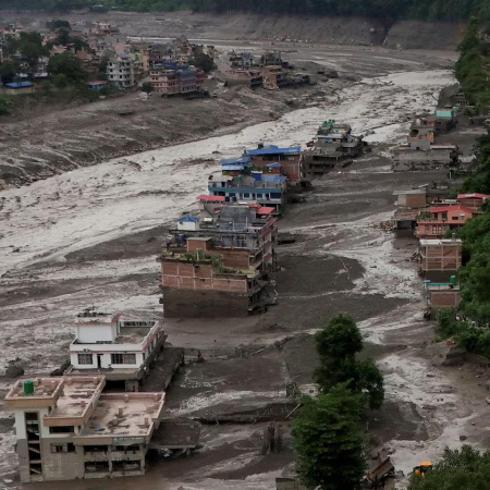 Una inundación arrasó una región de Nepal: hay al menos 22 muertos y casi 400 turistas desaparecidos