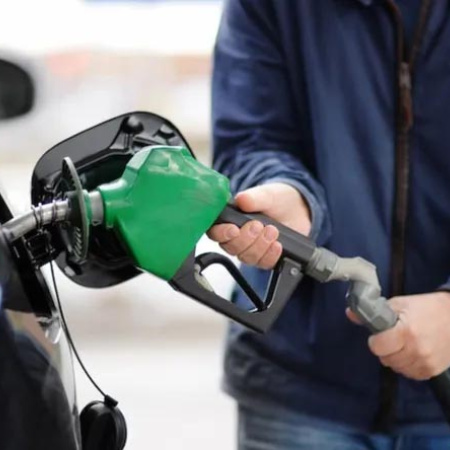 El Gobierno volvió a postergar la suba de impuestos a los combustibles para contener aumentos
