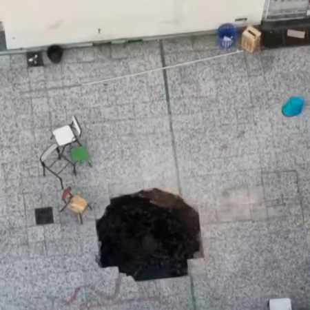 Un peligro bajo los pies: apareció un socavón de 15 metros en el patio de una escuela de San Martín