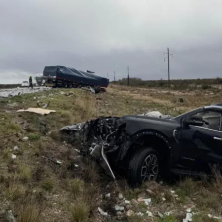 Brutal choque en un ruta de Río Negro: dos personas murieron luego de que la camioneta en la que viajaban quedara destruida