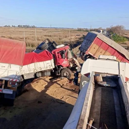 Chocaron cuatro camiones en la Ruta 51 y uno cayó de un puente: murió uno de los choferes