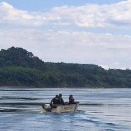 Desesperada búsqueda de dos primos de 16 años que desaparecieron en el río Paraná en Corrientes