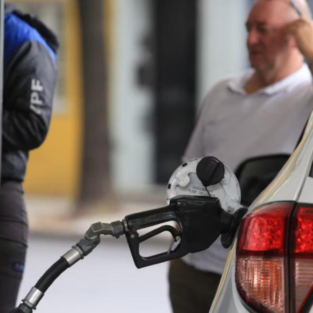 La venta de combustibles cayó por séptimo mes consecutivo y acumula una baja de 2,4% en lo que va del año