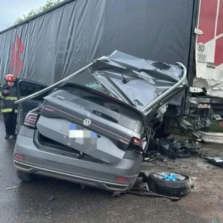 Accidente fatal en la Ruta 2: un hombre murió y otro está grave tras un choque entre una camioneta y un camión