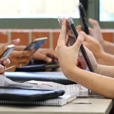 La provincia de Buenos Aires prohibirá el uso de celulares durante clases: desde cuándo funcionará la medida