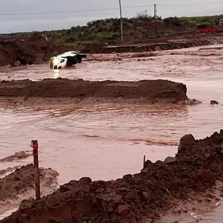 Temporal en Neuquén, cómo fue la crecida que arrastró camionetas sobre la Ruta provincial 5