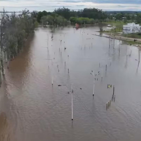 Más de 400 personas dejaron sus casas en Corrientes por la crecida de los ríos Paraná y Uruguay