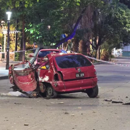 Un joven de 21 años quiso evadir un control de tránsito, chocó contra un árbol y murió